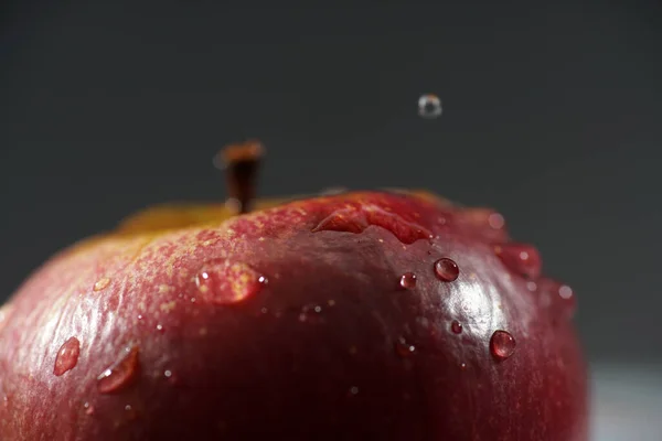 Eine Nahaufnahme Eines Roten Apfels Mit Wassertropfen Darauf — Stockfoto