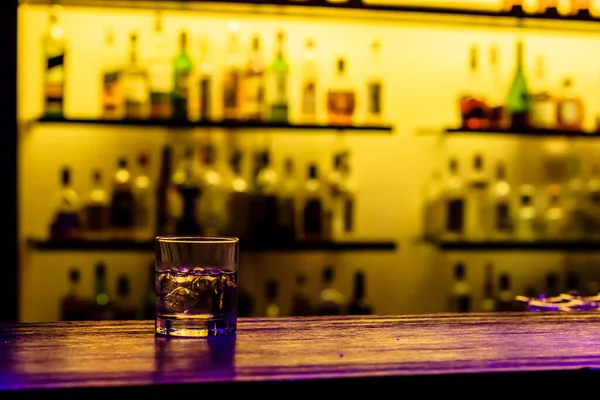 Sebuah Gambar Closeup Dari Segelas Minuman Beralkohol Meja Bar Dengan — Stok Foto