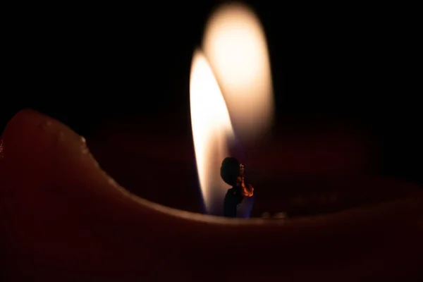 Detailní Záběr Světla Hořící Svíčky Černém Pozadí — Stock fotografie