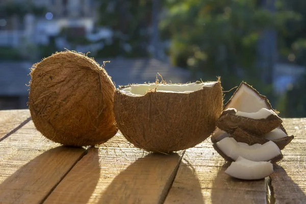 Een Close Shot Van Een Open Kokosnoot Met Gebroken Stukken — Stockfoto