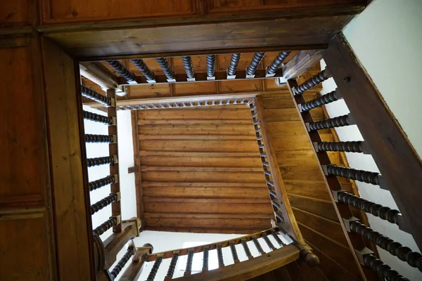 Una Hermosa Imagen Una Escalera Casa Desde Abajo — Foto de Stock