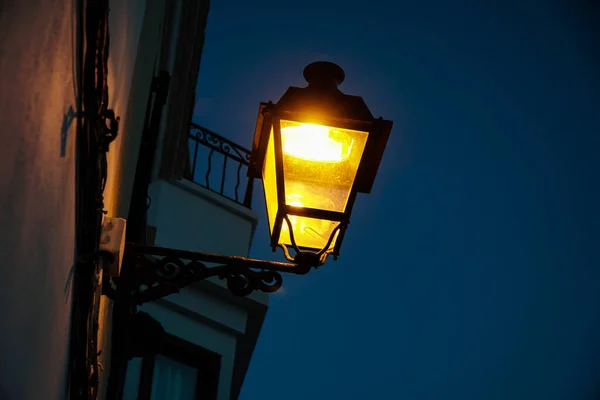 Gece Parlak Sarı Bir Işıkla Bir Sokak Lambasının Yakın Çekimi — Stok fotoğraf