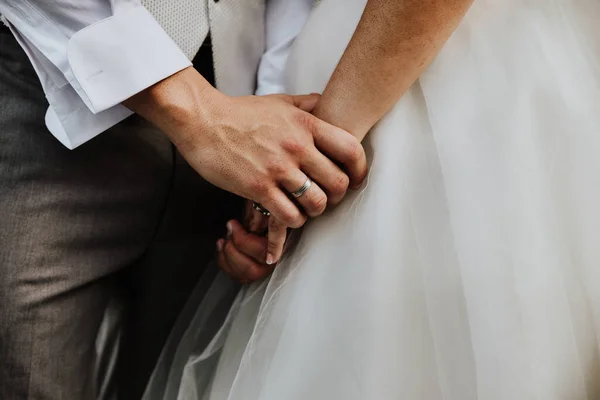 Een Close Shot Van Een Getrouwd Stel Met Trouwringen Die — Stockfoto