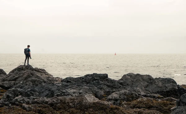 Hiker Standing Rocks Looking Wavy Ocean — Stock Photo, Image