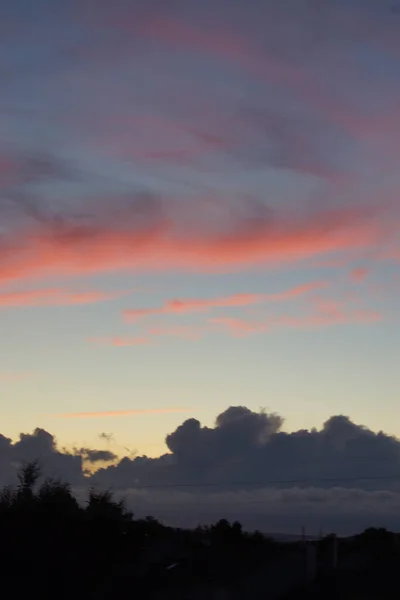 Ένα Κάθετο Πλάνο Του Πολύχρωμου Ουρανού Ηλιοβασιλέματος Μαύρα Σύννεφα — Φωτογραφία Αρχείου
