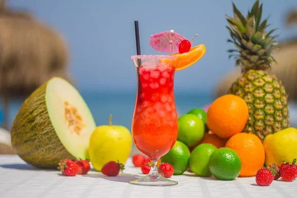 Ein Perfekter Tropischer Cocktail Mit Papiersonnenschirm Und Frischen Früchten Strand — Stockfoto