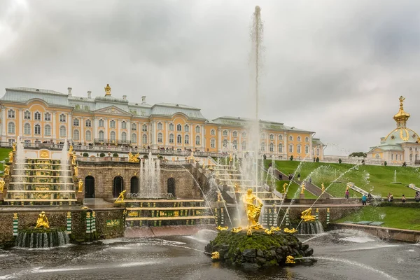 Amplo Ângulo Tiro Parque Fonte Com Peterhof Palace Fundo — Fotografia de Stock