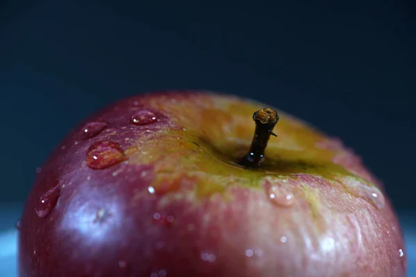 Tiro Close Uma Maçã Vermelha Com Gotas Água Nele — Fotografia de Stock