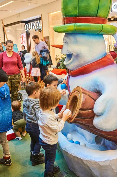 Poznan Polónia Dezembro 2017 Pessoas Uma Exposição Natal Com Casa — Fotografia de Stock