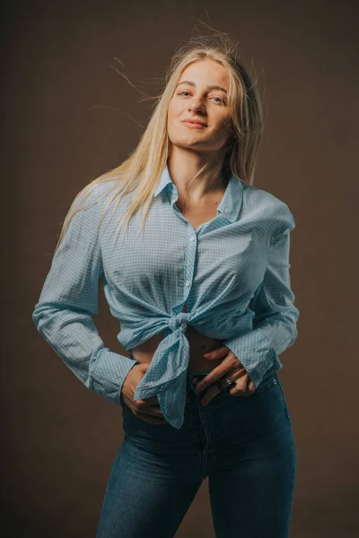 Tiro Vertical Uma Mulher Loira Atraente Jeans Uma Camisa Curta — Fotografia de Stock