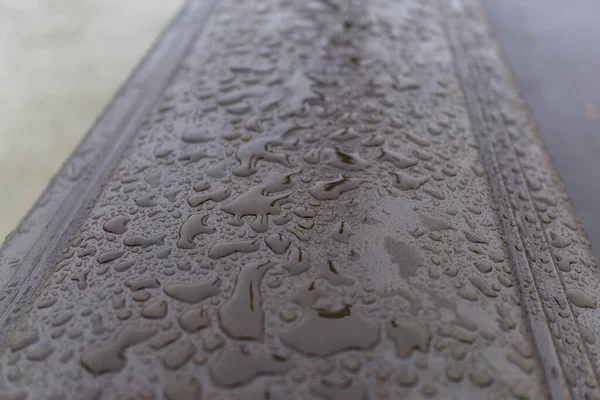 Een Macro Shot Van Water Druppels Een Bruin Oppervlak Perfect — Stockfoto