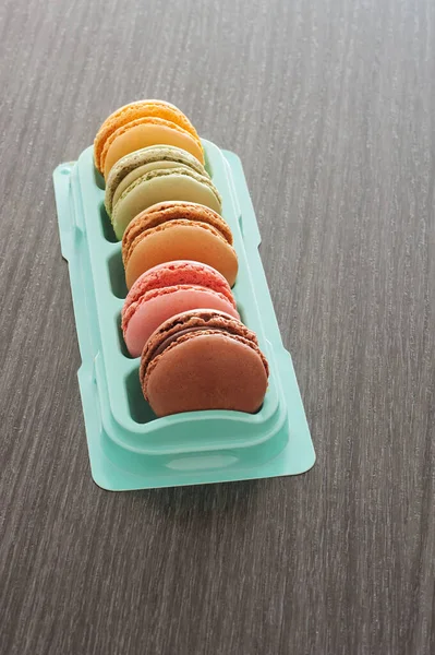 Close Vertical Uma Caixa Deliciosos Macarons Coloridos — Fotografia de Stock