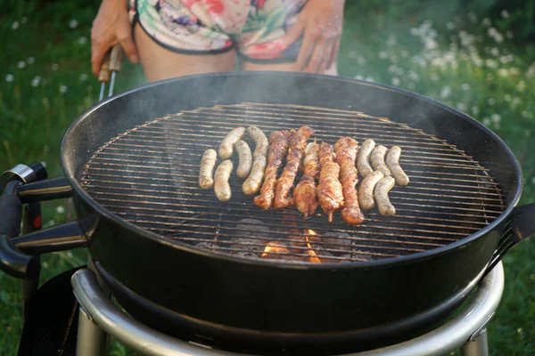 Primer Plano Barbacoa Salchichas Sobre Enmalle Con Fondo Borroso — Foto de Stock