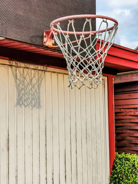 Eine Vertikale Aufnahme Eines Basketballkorbs Einer Hausfassade — Stockfoto
