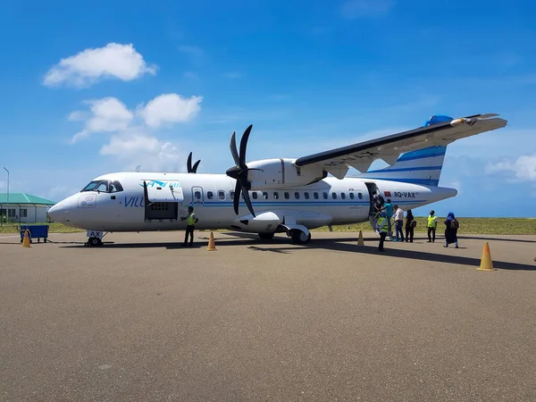 Male Maldives Lehet 2018 Emberek Beszállnak Belföldi Repülőgép Flyme Légitársaság — Stock Fotó