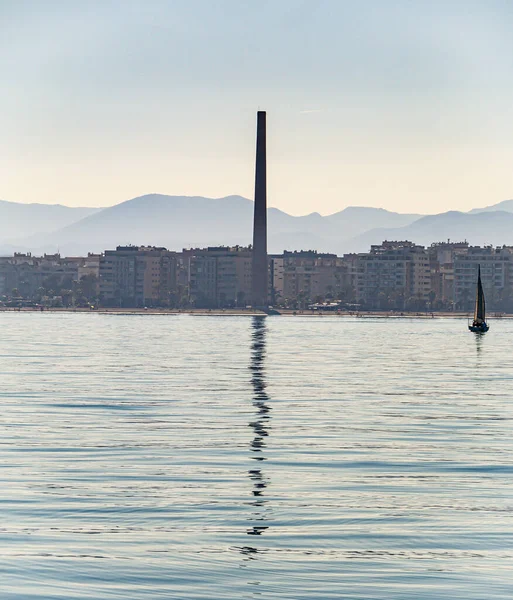 Akdeniz Den Görünen Malaga Binalarının Dağlarının Dikey Görüntüsü — Stok fotoğraf