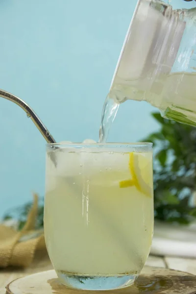 Вертикальный Кадр Водой Налитой Чашку Свежего Холодного Лимонада — стоковое фото