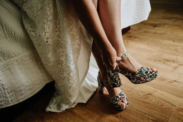 Gros Plan Une Mariée Portant Des Chaussures Mariage — Photo