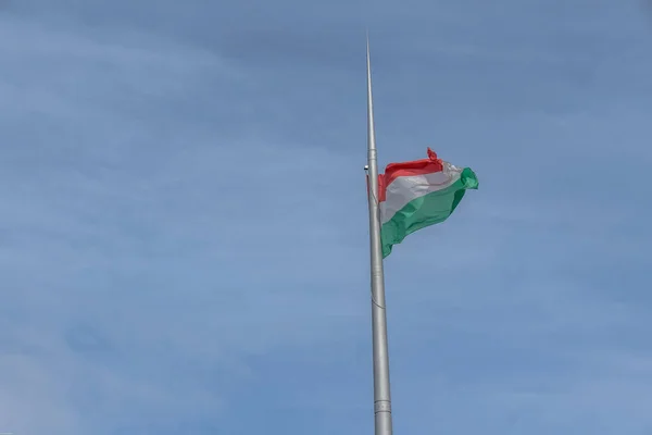 Die Ungarische Flagge Weht Blauen Himmel — Stockfoto