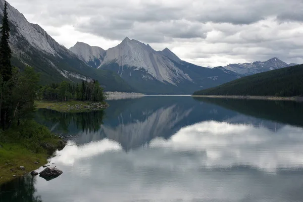 Primer Plano Medicine Lake Alberta Canadá —  Fotos de Stock