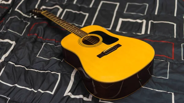 Akustyczna Gitara Cutaway Łóżku — Zdjęcie stockowe