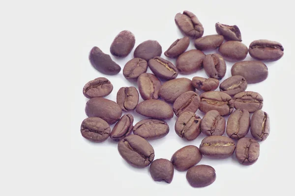 Zbliżenie Palonych Ziaren Kawy Izolowanych Białym Tle — Zdjęcie stockowe