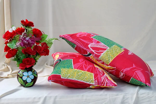 Primer Plano Almohada Colorida Flores Jarrón Aislado Sobre Fondo Rosa — Foto de Stock
