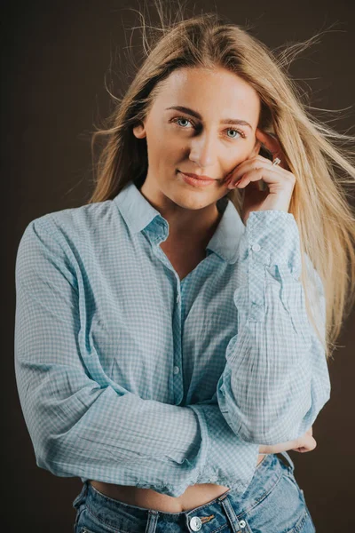 Tiro Vertical Uma Mulher Loira Atraente Jeans Uma Camisa Curta — Fotografia de Stock