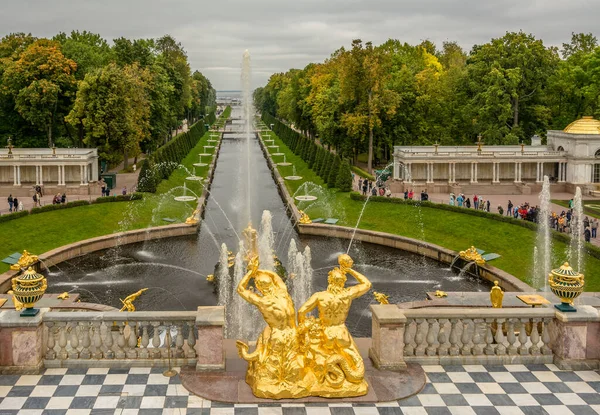 Красивый Снимок Территории Петергофского Дворца Золотых Фонтанов — стоковое фото