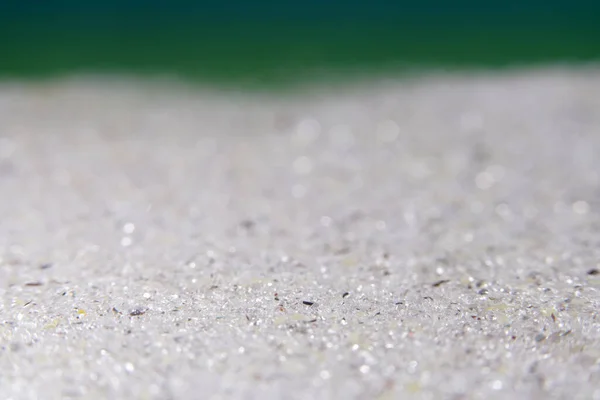 緑色の背景に海塩のマクロショット — ストック写真