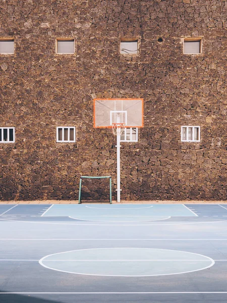 Vertical Shot Empty Basketball Pitch Brown Building Background — Stock Photo, Image