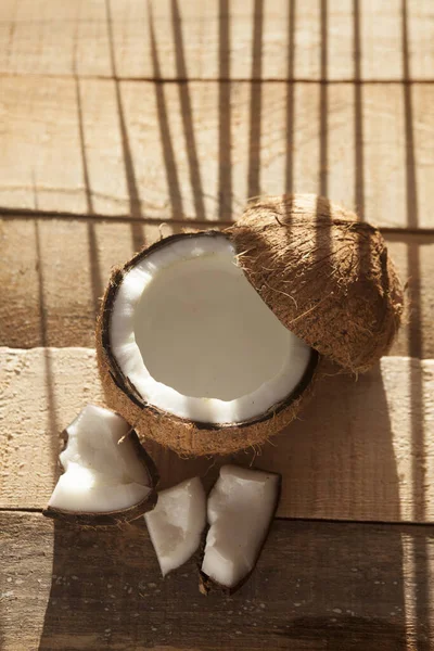Eine Vertikale Ansicht Einer Offenen Kokosnuss Mit Scherben Auf Einem — Stockfoto