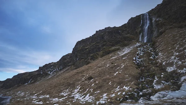 在冰岛的奥卡拉夫拍摄了一场冰雪瀑布的特写镜头 — 图库照片