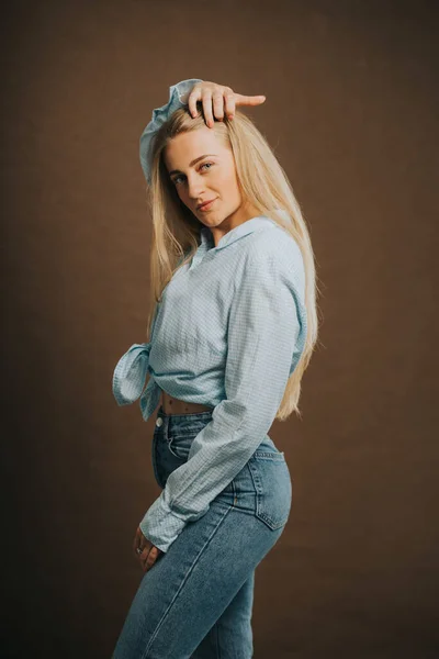 Eine Vertikale Aufnahme Einer Attraktiven Blonden Frau Jeans Und Kurzem — Stockfoto