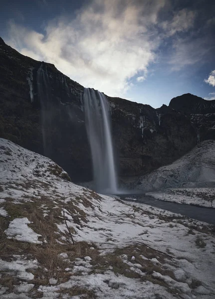 Vertikal Bild Ett Isigt Vattenfall Med Lite Snö Runt Oxarafos — Stockfoto