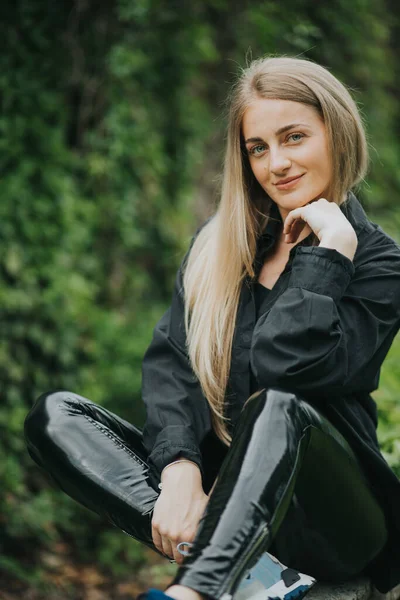 Eine Vertikale Aufnahme Einer Modischen Kaukasischen Blondine Die Grünen Posiert — Stockfoto