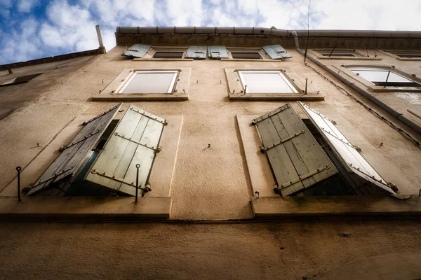 木造の窓のある建物の低角度ショット — ストック写真