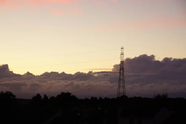 Ein Strommast Gegen Dicke Wolken — Stockfoto