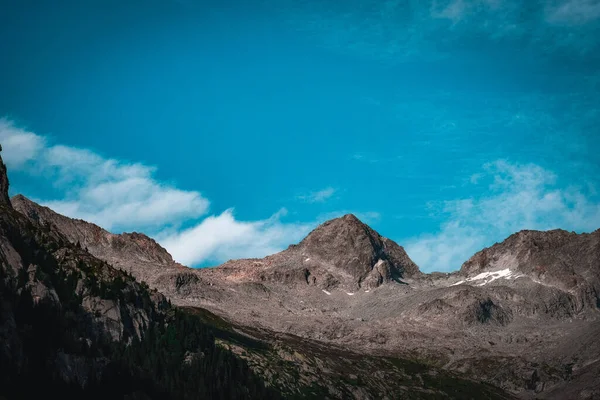 Eine Schöne Aufnahme Von Felsigen Bergen Auf Einem Himmelshintergrund — Stockfoto