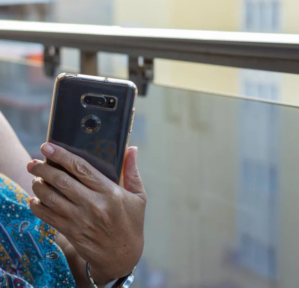 Eine Selektive Fokusaufnahme Der Hand Einer Frau Mit Einem Smartphone — Stockfoto