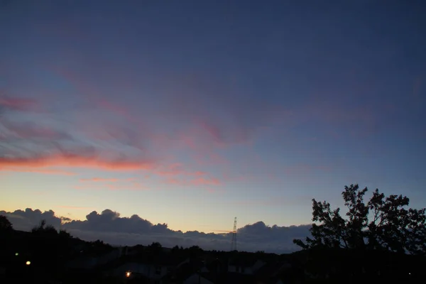 Een Zonsondergang Hemel Met Donkere Bewolking Met Silhouet Van Bomen — Stockfoto