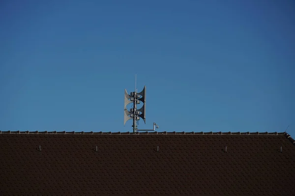 Tiro Ângulo Baixo Uma Antena Telhado Céu Azul Fundo — Fotografia de Stock