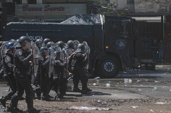 布宜诺斯艾利斯 2017年12月19日 示威者在抗议阿根廷退休金制度改革的过程中与防暴警察发生冲突 — 图库照片