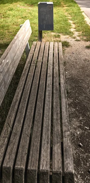 Eine Vertikale Hochwinkelaufnahme Einer Langen Holzbank Einem Park — Stockfoto