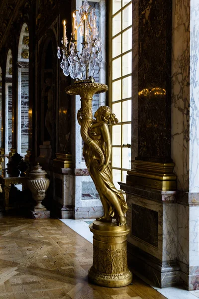 Plano Vertical Una Estatua Oro Salón Los Espejos Del Palacio — Foto de Stock