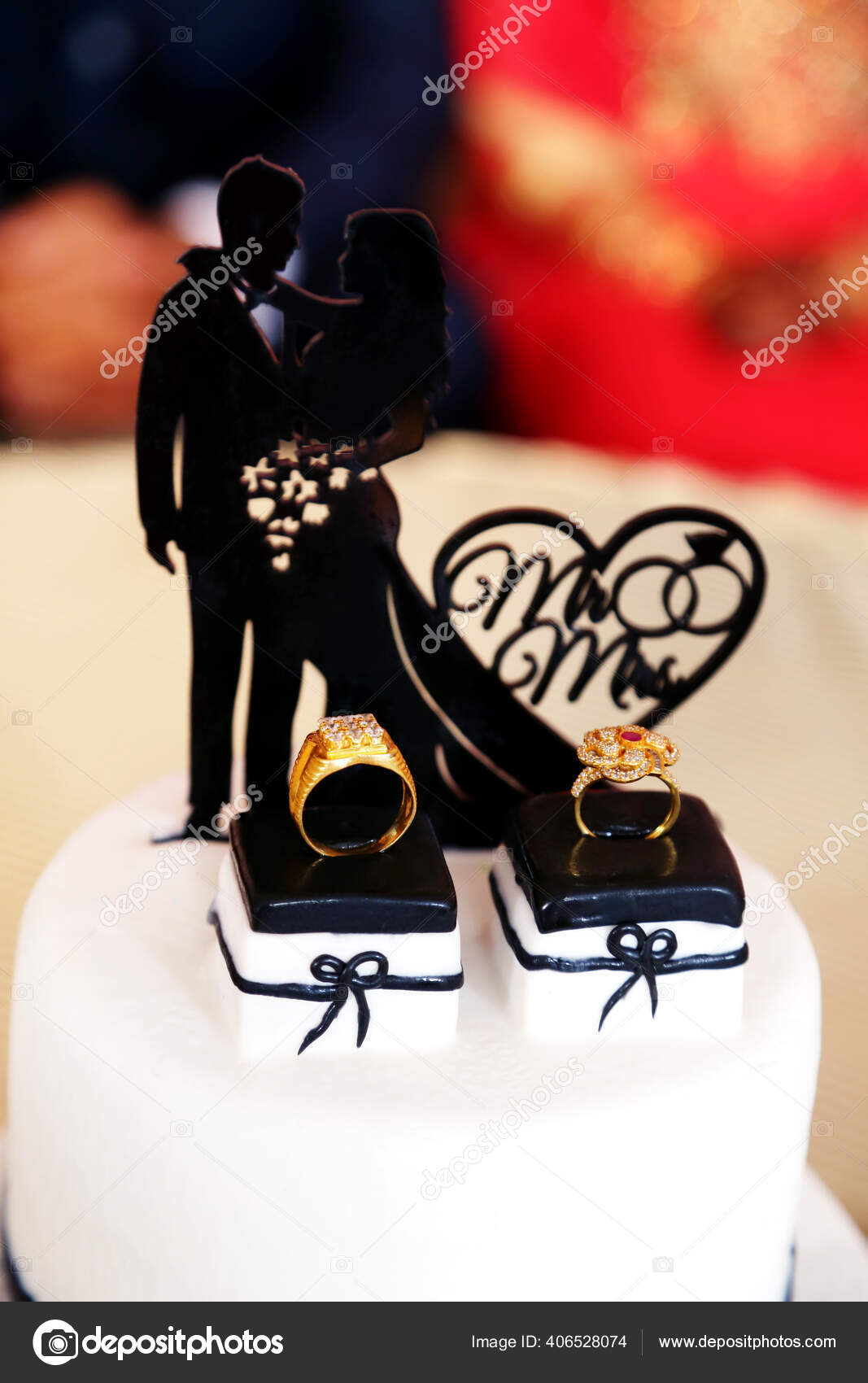 Plano Vertical Anillos Boda Para Parejas Encima Pastel — Foto de