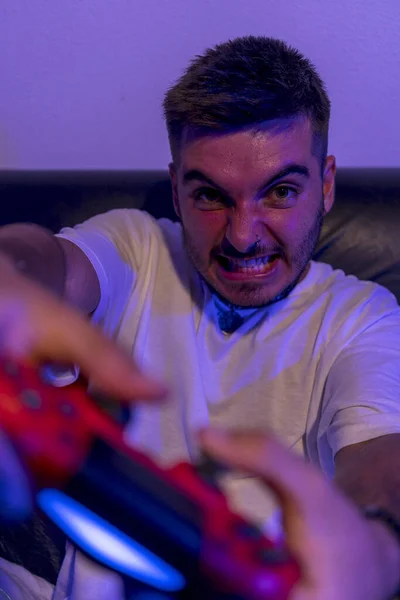 Una Toma Vertical Joven Sentado Sofá Con Joystick Jugando Videojuego — Foto de Stock