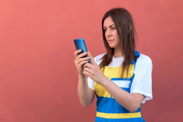Närbild Ung Kvinna Med Sin Smartphone Poserar Framför Kameran — Stockfoto