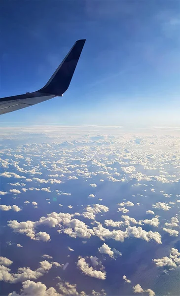 Uma Bela Paisagem Uma Asa Avião Voando Sobre Nuvens Brancas — Fotografia de Stock