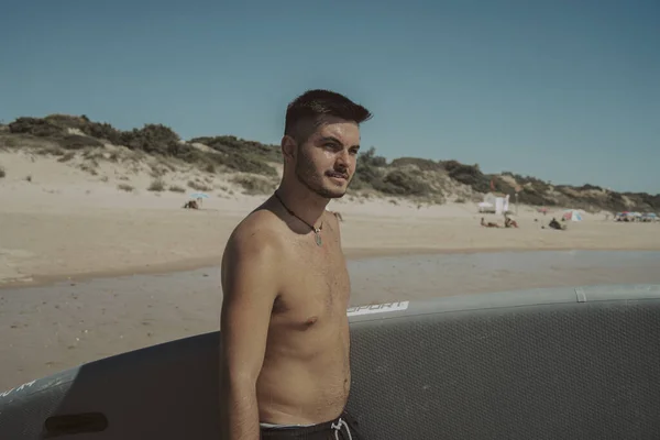 Atrakcyjny Młody Mężczyzna Bez Koszulki Trzymający Deskę Surfingową Plaży — Zdjęcie stockowe